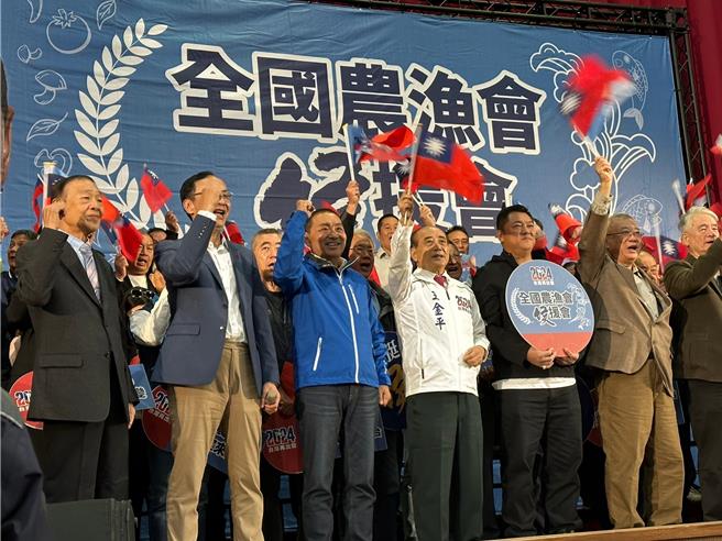 國民黨總統參選人侯友宜18日在王金平及朱立倫陪同下，出席全國農漁會侯援會，展現團結氣勢。（高鈞麟攝）