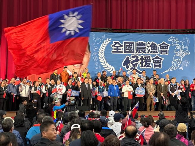 全國農漁會侯援會18日下午成立，侯友宜在王金平及朱立倫陪同下，出席造勢現場。（高鈞麟攝）