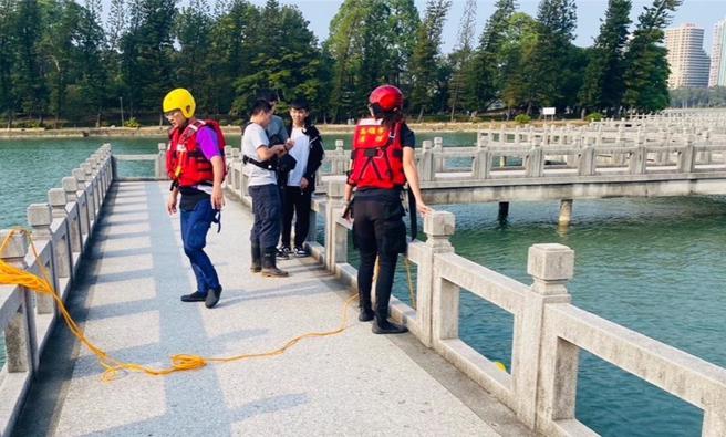 高雄7旬老婦疑「失足」掉澄清湖！一度無呼吸心跳。（民眾提供／林雅惠高雄傳真）