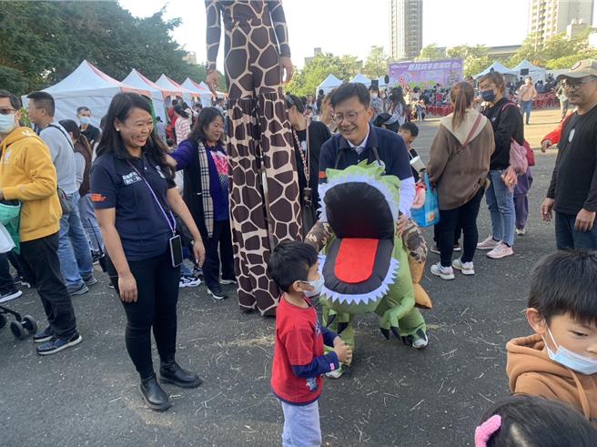 立法委員張廖萬堅連續9年舉辦「幸福親子童樂會」活動，他特別穿上恐龍裝陪孩子玩樂。(張廖萬堅提供)