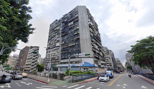 「台北第一凶宅」北市錦新大樓在今（18日）上午9時許，發生1名男子從頂樓墜落。（本報資料照）