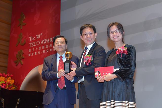 工研院副总暨资深技术专家吴志毅（中）获颁第30届东元奖，工研院董事长李世光（左）和吴志毅夫人（右）也一同祝贺。（工研院提供／罗浚滨新竹传真）