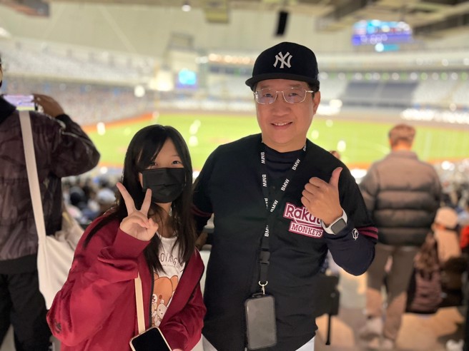 任职航空业的资深球迷吕先生（右）与女儿一起来「开箱」台北大巨蛋。（毛琬婷摄）