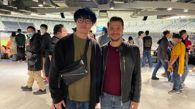 曾在日本待了24年的徐先生（左）与义大利籍亲友Marco一起来参加台北大巨蛋测试赛。（毛琬婷摄）
