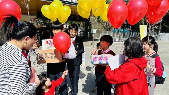 康桥国际学校新竹校区学生响应华山基金会年菜公益活动，今早到新竹动物园门口帮忙募款，盼以行动帮助老人过寒冬。（翻摄照片／王惠慧新竹传真）
