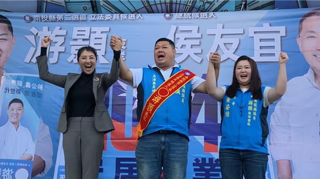 南投縣長許淑華（左）出席國民黨南投二選區立委參選人游顥（中）名間鄉競總成立大會，呼籲大家用選票送游顥進立法院，讓中央地方連線為名間服務！曾雪蒨攝