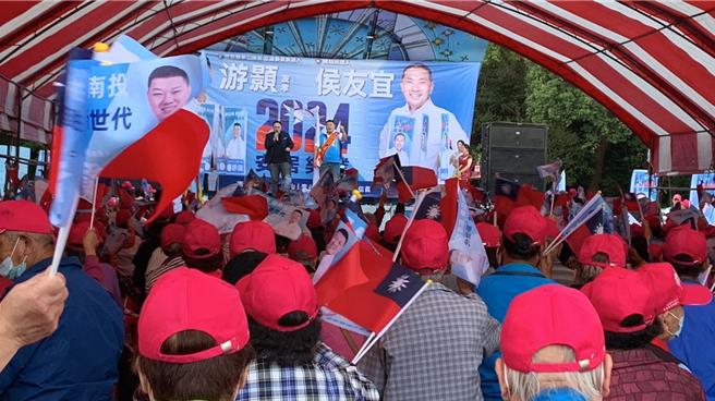 國民黨南投二選區立委參選人游顥名間鄉競選總部成立，現場湧入超過1100名鄉親到場揮舞小國旗相挺。曾雪蒨攝