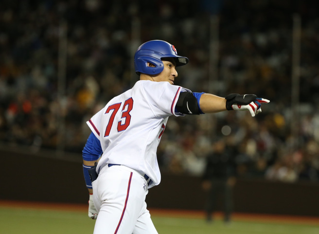 旅美好手陳聖平在台北大巨蛋首場對外測試賽開轟。（陳怡誠攝）