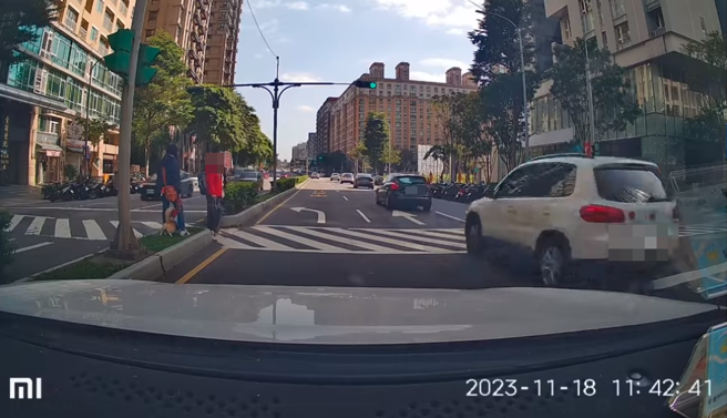 驾驶好奇询问，遇到行人卡在路中间的情况，到底能不能直接开过去。（图／翻摄自脸书「爆怨公社」）