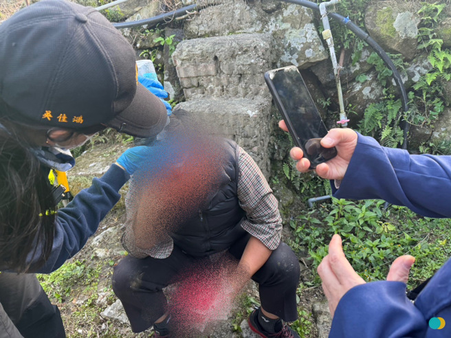 謝姓男子在整理自家菜園時，因菜園樹木突然斷裂掉落，直接砸中謝男頭部，當場鮮血直流。（翻攝畫面）