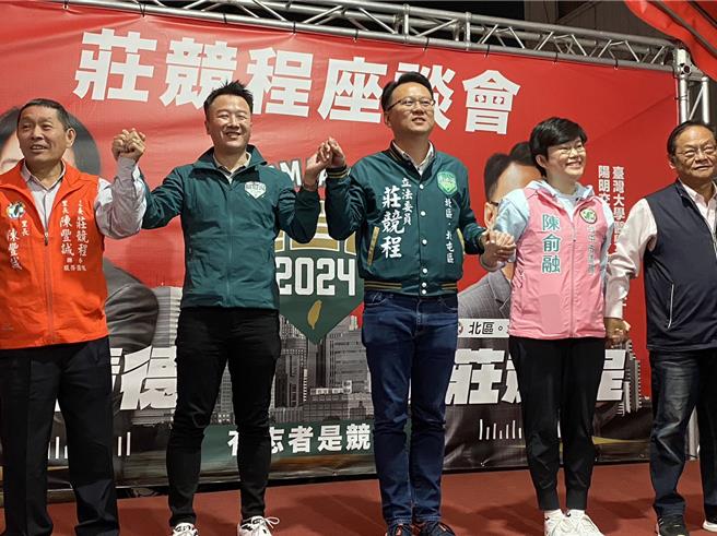 政治评论员李正皓（左二）18日晚间帮寻求连任的台中市第五选区（北北屯区）立委庄竞程（左三）助讲。（冯惠宜摄）