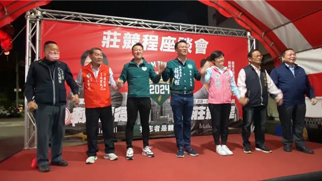 政治评论员李正皓18日晚间帮寻求连任的台中市第五选区（北北屯区）立委庄竞程助讲。（冯惠宜摄）