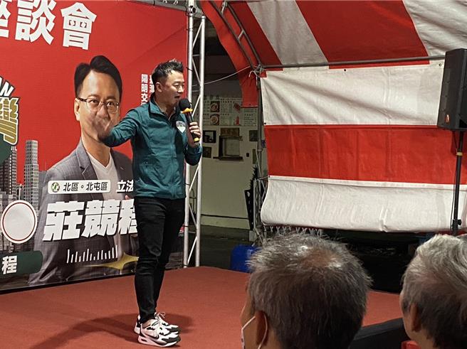 政治评论员李正皓18日晚间帮寻求连任的台中市第五选区（北北屯）立委庄竞程助讲。（冯惠宜摄）