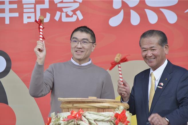 八代市于基隆举办熊本县物产展，自18日起一连两天在东岸广场登场。基隆市长谢国梁（左）与八代市长中村博生（右）共同主持「镜开」仪式，预祝物产展顺利成功，更希望为两市之间持续的互动交流，奠定厚实基础。（基隆市政府提供／徐佑升基隆传真）
