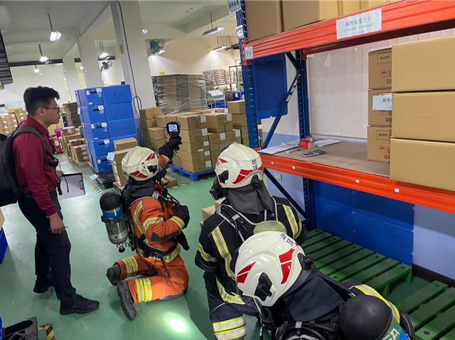 桃园市消防局第四大队圳顶分队结合辖内传统金属加工厂鑫技精密公司，实施模拟火灾抢救演练。（翻摄照片／蔡明亘桃园传真）