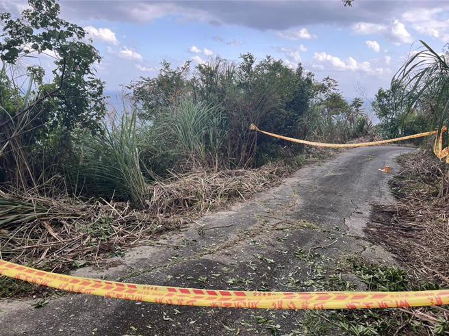 萧女摔落产业道路上，现场封锁。（民眾提供）