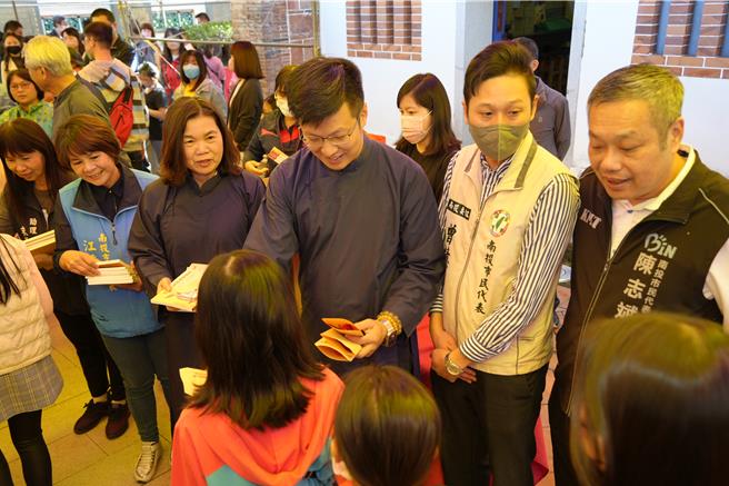 南投市长张嘉哲(右三)亲自带着经过蓝田书院文昌帝君加持过的300支智慧文昌笔发送给学生。南投市公所提供