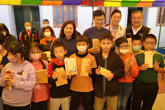南投市长张嘉哲(后排右三)与拿到文昌帝君加持过文昌笔的学子合影。南投市公所提供