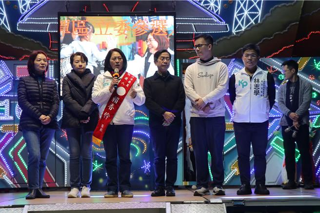 民眾党立委、桃园五选区立委参选人赖香伶（左三）18日晚间举行「龙潭向前行，挺伶之夜」造势活动。（蔡明亘摄）