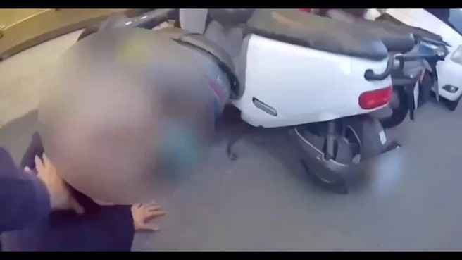 警方获报到场将3人压制逮捕。（翻摄画面）