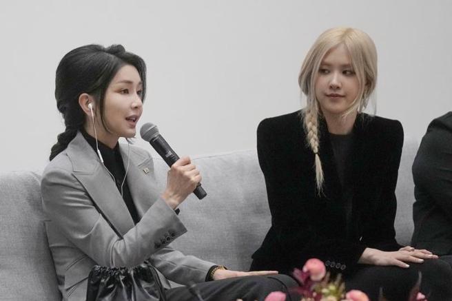 51歲金建希與26歲Rosé同框畫面引起討論，完全看不出兩人年紀相差25歲。（圖／美聯社）