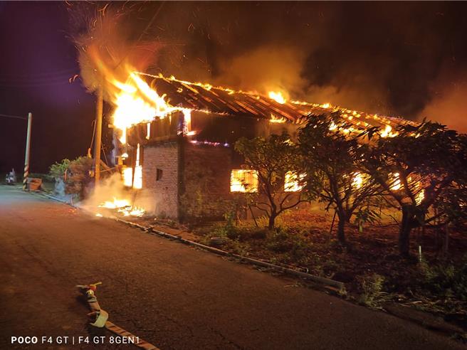 台南市七股区后港里一处废弃工寮18日晚间10时传出火警，火势迅速燃烧，全栋付之一炬，警消半小时扑灭，无人伤亡。（读者提供／程炳璋台南传真）