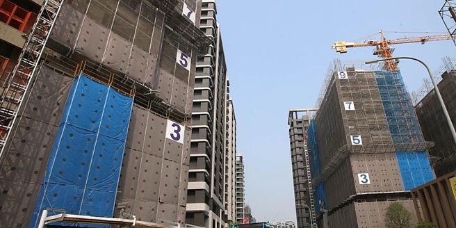 政府連番打房，已讓房市銷售期拉長，不少建商凍抹條。據內政部統計，上半年全台展延開工宅數達3萬742宅，年增5.4％，刷新同期最大量紀錄。圖／本報資料照片