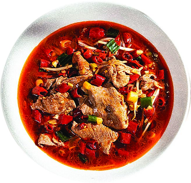 〈川味水煮和牛〉是使用澳洲和牛胸腹肉汆燙，麻辣夠味，搭配著爽脆的豆芽菜平衡口味。圖／台北遠東香格里拉飯店