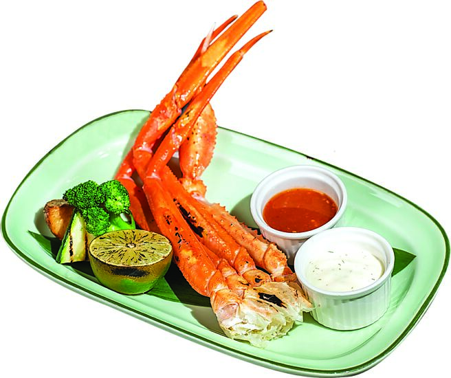 〈炭火燒烤松葉蟹腳〉是〈遠東Cafe'〉自助餐廳假日隱藏版菜式。圖／台北遠東香格里拉飯店