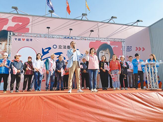桃园五选区国民党现任立委吕玉玲（前排右）拚连任，对于民眾党立委赖香伶已领表将参选到底，吕回应，尊重赖的决定，盼蓝白合扩大赢得更多席次。（蔡明亘摄）