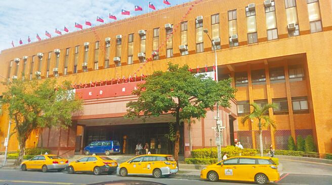 扯鈴教練魯紀賢受大陸情工人員吸收，在台發展組織，利用藝人郭書瑤胞弟郭伯廷等人帳戶接受陸方570萬元資助，台北地檢署起訴魯男、郭男及退役士官兵共10人。（陳志賢攝）