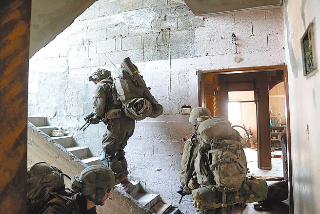 以色列国防军11月16日发布的照片显示，以军在迦萨地区进行军事行动。（新华社）