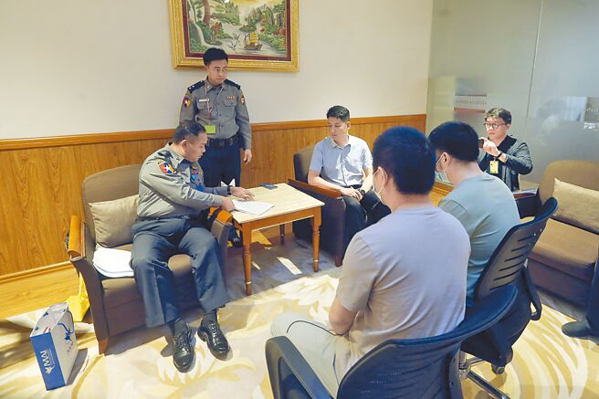 缅甸警方于仰光国际机场将2名电诈嫌犯（前）移交大陆警方。图非新闻台籍当事人。（新华社）