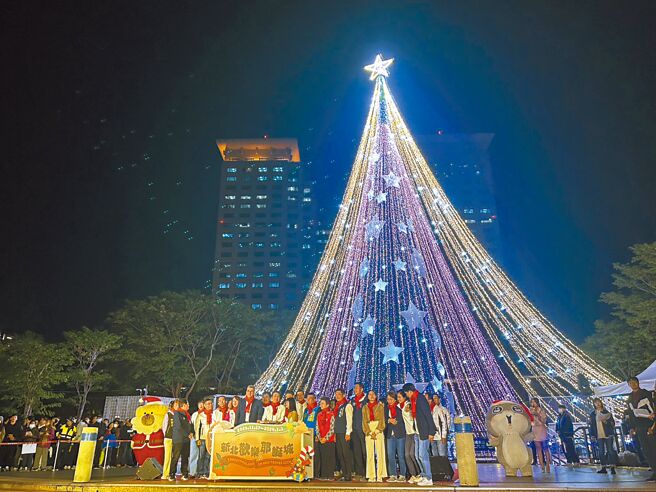 「2023新北欢乐耶诞城」17日正式开幕，市民广场特别打造天幕式耶诞树「甜点星」，主体以抹茶蛋糕形式发想设计。（刘玮晴摄）