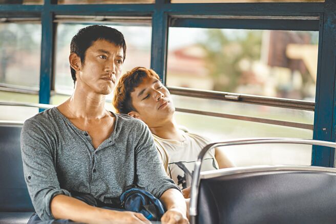 吴慷仁（左）在《富都青年》饰演哑巴，跟弟弟陈泽耀相依为命。（甲上娱乐提供）