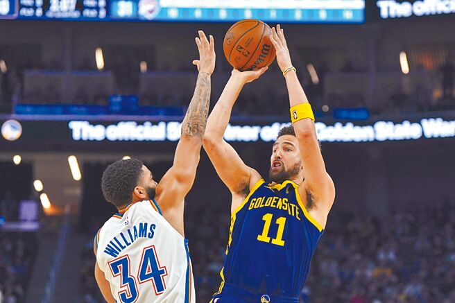 上役遭驱逐的勇士射手克雷汤普生（右）手感冰冷，对雷霆10投1中仅得5分。（美联社）