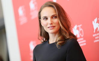 娜塔莉波曼礼服如「行走海胆」  爆瘦领口下滑泄春光