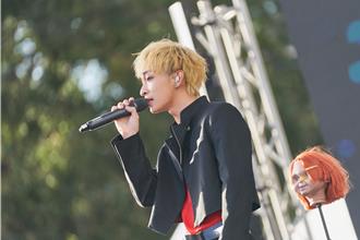 男歌手「提頭」驚悚現身 唱完還往台下拋嚇壞歌迷