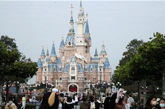 陸主題公園去年遊客量達7573.61萬人次 上海迪士尼奪冠
