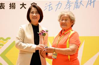 屏東8旬嬤獲志工金質獎 她笑喊：真歡喜