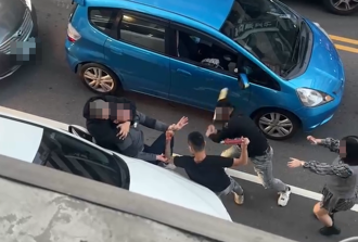 妻目睹尪遭「架脖子」打到骨折 囂張球棒隊施暴畫面曝