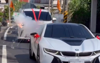 鞭炮來不及丟 迎娶車內「炸開」！BMW i8內裝全毀了
