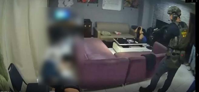 陳男表面上擔任刺青師，實則利用刺青店吸收幫眾、擴張勢力，甚至囚禁未成年少女逼迫賣淫。（圖／翻攝畫面）