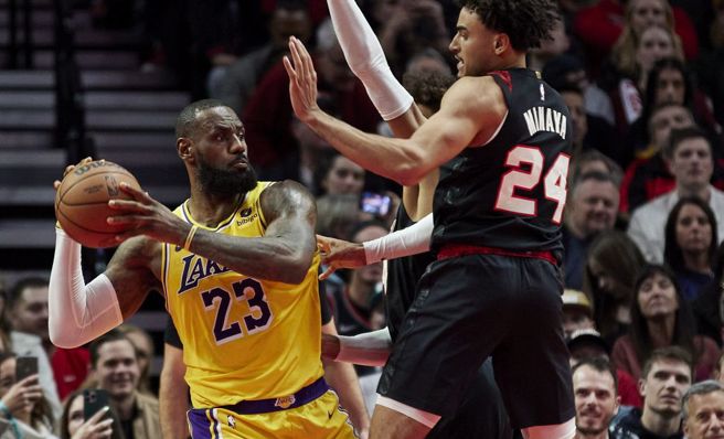 湖人詹姆斯（左）寻找传球机会。（美联社）