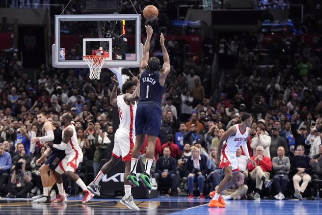 哈登这个四分打出手确实被泰特犯规了。(美联社资料照)