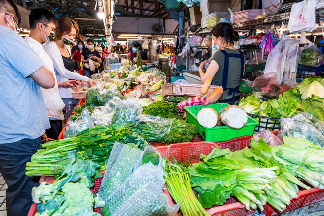 许多菜市场摊贩可能不会明标价码，而是需要秤重后才告知消费者价格。（示意图：shutterstock／达志）