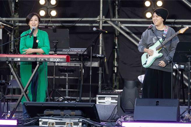 黄韵玲（左）18日在「爱之日常音乐节」与儿子同台合作。（爱之日常音乐节提供）