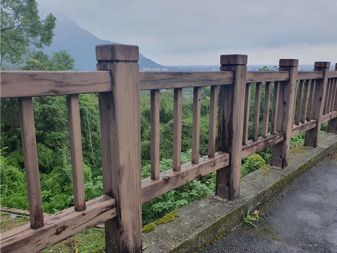 花蓮吉安鄉慈雲山生命禮儀園區圍欄早期由木頭搭建而成，山區潮濕多雨易使木質腐爛毀損造成鬆動，恐釀危險。（吉安鄉公所提供／羅亦晽花蓮傳真）