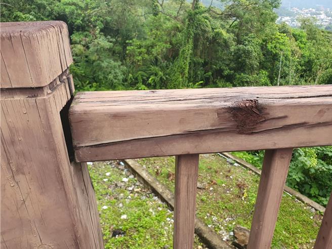 花蓮吉安鄉慈雲山生命禮儀園區圍欄早期由木頭搭建而成，山區潮濕多雨易使木質腐爛毀損造成鬆動，恐釀危險。（吉安鄉公所提供／羅亦晽花蓮傳真）