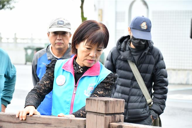 花蓮縣吉安鄉公所獲縣府核定260多萬議員建議補助款，即日起施作慈雲山生命禮儀園區欄杆工程，吉安鄉長游淑貞日前也到現場關心工程，實際測試舊欄杆的損壞程度。（吉安鄉公所提供／羅亦晽花蓮傳真）